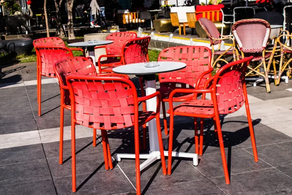 Limasol, Kıbrıs - 17 Aralık 2021 Kıbrıs Rum Kesimi 'nin göbeğindeki şehir manzarası, binaların mimarisi ve modern şehrin caddeleri