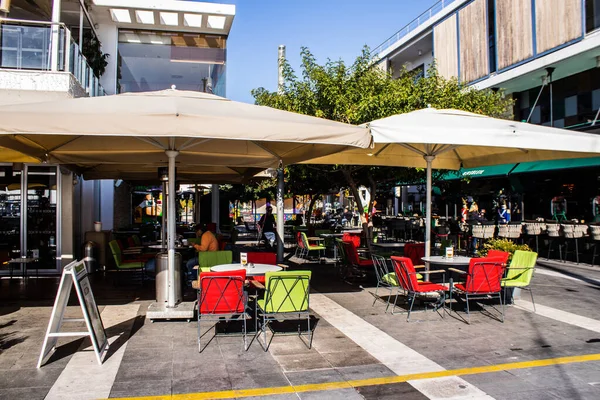 Limasol, Kıbrıs - 17 Aralık 2021 Kıbrıs Rum Kesimi 'nin göbeğindeki şehir manzarası, binaların mimarisi ve modern şehrin caddeleri