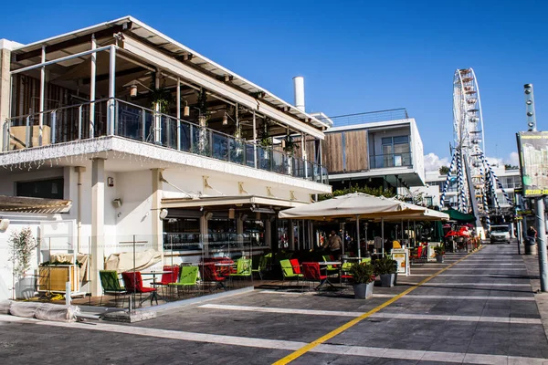 Limasol, Kıbrıs - 17 Aralık 2021 Kıbrıs Rum Kesimi 'nin göbeğindeki şehir manzarası, binaların mimarisi ve modern şehrin caddeleri