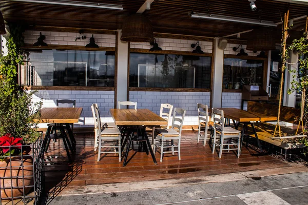 Limasol, Kıbrıs - 17 Aralık 2021 Kıbrıs Rum Kesimi 'nin göbeğindeki şehir manzarası, binaların mimarisi ve modern şehrin caddeleri