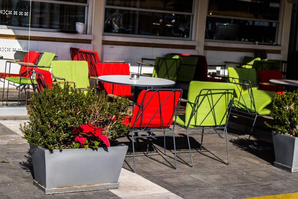 Limasol, Kıbrıs - 17 Aralık 2021 Kıbrıs Rum Kesimi 'nin göbeğindeki şehir manzarası, binaların mimarisi ve modern şehrin caddeleri