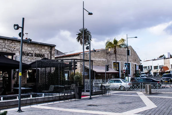 Limasol, Kıbrıs - 17 Aralık 2021 Kıbrıs Rum Kesimi 'nin göbeğindeki şehir manzarası, binaların mimarisi ve modern şehrin caddeleri