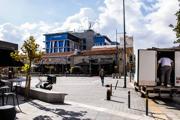 Limasol, Kıbrıs - 17 Aralık 2021 Kıbrıs Rum Kesimi 'nin göbeğindeki şehir manzarası, binaların mimarisi ve modern şehrin caddeleri