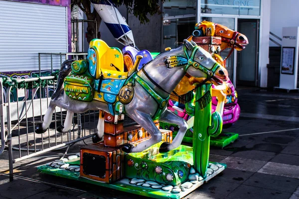 Limasol, Kıbrıs - 17 Aralık 2021 Şenlikli Noel eğlence parkı, süslü süslemeler, gençler ve yaşlılar için en modern oyunlar ve Limasol 'daki Eski Liman bölgesinde düzinelerce eğlence etkinlikleri