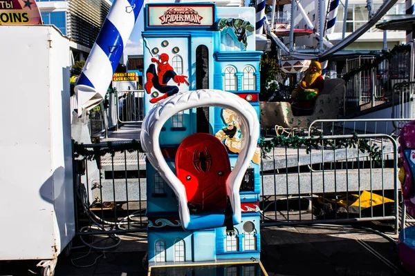 Limasol, Kıbrıs - 17 Aralık 2021 Şenlikli Noel eğlence parkı, süslü süslemeler, gençler ve yaşlılar için en modern oyunlar ve Limasol 'daki Eski Liman bölgesinde düzinelerce eğlence etkinlikleri