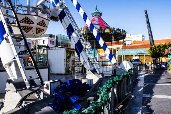 Limasol, Kıbrıs - 17 Aralık 2021 Şenlikli Noel eğlence parkı, süslü süslemeler, gençler ve yaşlılar için en modern oyunlar ve Limasol 'daki Eski Liman bölgesinde düzinelerce eğlence etkinlikleri