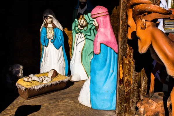 塞浦路斯利马索尔 2021年12月17日在利马索尔的老港口区 有精美的装饰品 最现代的游戏和几十次年轻人和老年人的娱乐活动的圣诞游乐园 — 图库照片