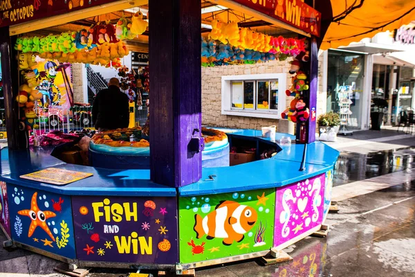 Limasol, Kıbrıs - 17 Aralık 2021 Şenlikli Noel eğlence parkı, süslü süslemeler, gençler ve yaşlılar için en modern oyunlar ve Limasol 'daki Eski Liman bölgesinde düzinelerce eğlence etkinlikleri