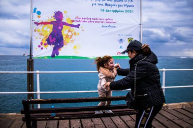 Limasol, Kıbrıs - 18 Aralık 2021 Gençlik Kanser Günü, Limasol 'da çocuklara ve kanserden etkilenen ailelerine yardım etmek amacıyla düzenlenen yardım ve spor etkinliği.