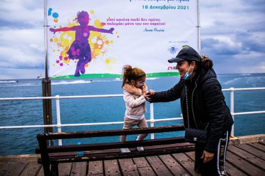 Limasol, Kıbrıs - 18 Aralık 2021 Gençlik Kanser Günü, Limasol 'da çocuklara ve kanserden etkilenen ailelerine yardım etmek amacıyla düzenlenen yardım ve spor etkinliği.