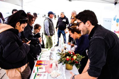 Limasol, Kıbrıs - 18 Aralık 2021 Gençlik Kanser Günü, Limasol 'da çocuklara ve kanserden etkilenen ailelerine yardım etmek amacıyla düzenlenen yardım ve spor etkinliği.