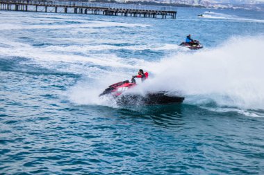 Limasol, Kıbrıs - 18 Aralık 2021 Jet-ski sporcusu, kanserden etkilenen çocuklara yardım amacıyla Limasol 'da düzenlenen Gençlik Kanser Günü' nde bir spor etkinliğine katılıyor