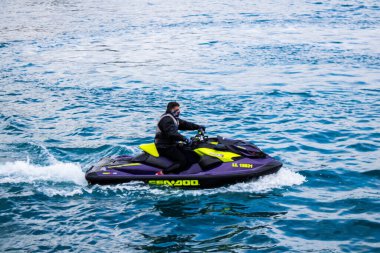 Limasol, Kıbrıs - 18 Aralık 2021 Jet-ski sporcusu, kanserden etkilenen çocuklara yardım amacıyla Limasol 'da düzenlenen Gençlik Kanser Günü' nde bir spor etkinliğine katılıyor