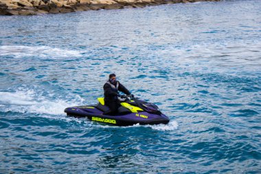 Limasol, Kıbrıs - 18 Aralık 2021 Jet-ski sporcusu, kanserden etkilenen çocuklara yardım amacıyla Limasol 'da düzenlenen Gençlik Kanser Günü' nde bir spor etkinliğine katılıyor