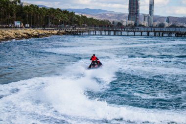 Limasol, Kıbrıs - 18 Aralık 2021 Jet-ski sporcusu, kanserden etkilenen çocuklara yardım amacıyla Limasol 'da düzenlenen Gençlik Kanser Günü' nde bir spor etkinliğine katılıyor