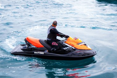 Limasol, Kıbrıs - 18 Aralık 2021 Jet-ski sporcusu, kanserden etkilenen çocuklara yardım amacıyla Limasol 'da düzenlenen Gençlik Kanser Günü' nde bir spor etkinliğine katılıyor