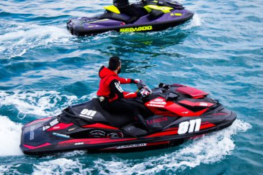 Limasol, Kıbrıs - 18 Aralık 2021 Jet-ski sporcusu, kanserden etkilenen çocuklara yardım amacıyla Limasol 'da düzenlenen Gençlik Kanser Günü' nde bir spor etkinliğine katılıyor