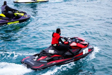 Limasol, Kıbrıs - 18 Aralık 2021 Jet-ski sporcusu, kanserden etkilenen çocuklara yardım amacıyla Limasol 'da düzenlenen Gençlik Kanser Günü' nde bir spor etkinliğine katılıyor