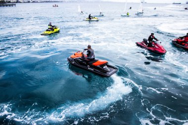 Limasol, Kıbrıs - 18 Aralık 2021 Jet-ski sporcusu, kanserden etkilenen çocuklara yardım amacıyla Limasol 'da düzenlenen Gençlik Kanser Günü' nde bir spor etkinliğine katılıyor