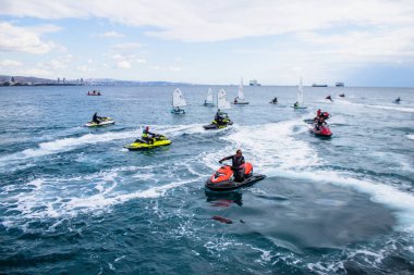 Limasol, Kıbrıs - 18 Aralık 2021 Jet-ski sporcusu, kanserden etkilenen çocuklara yardım amacıyla Limasol 'da düzenlenen Gençlik Kanser Günü' nde bir spor etkinliğine katılıyor