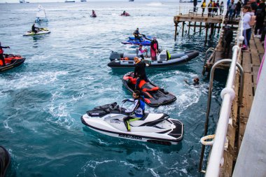 Limasol, Kıbrıs - 18 Aralık 2021 Jet-ski sporcusu, kanserden etkilenen çocuklara yardım amacıyla Limasol 'da düzenlenen Gençlik Kanser Günü' nde bir spor etkinliğine katılıyor