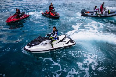 Limasol, Kıbrıs - 18 Aralık 2021 Jet-ski sporcusu, kanserden etkilenen çocuklara yardım amacıyla Limasol 'da düzenlenen Gençlik Kanser Günü' nde bir spor etkinliğine katılıyor