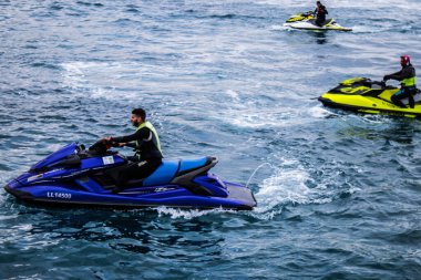 Limasol, Kıbrıs - 18 Aralık 2021 Jet-ski sporcusu, kanserden etkilenen çocuklara yardım amacıyla Limasol 'da düzenlenen Gençlik Kanser Günü' nde bir spor etkinliğine katılıyor