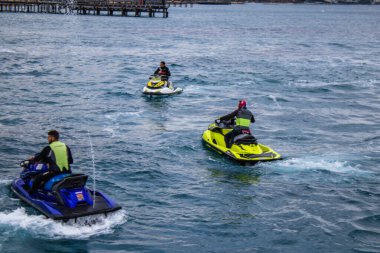 Limasol, Kıbrıs - 18 Aralık 2021 Jet-ski sporcusu, kanserden etkilenen çocuklara yardım amacıyla Limasol 'da düzenlenen Gençlik Kanser Günü' nde bir spor etkinliğine katılıyor