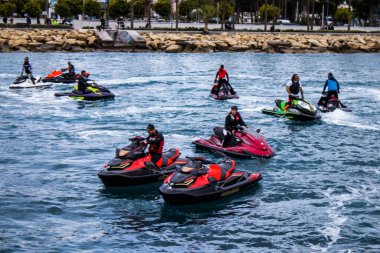 Limasol, Kıbrıs - 18 Aralık 2021 Jet-ski sporcusu, kanserden etkilenen çocuklara yardım amacıyla Limasol 'da düzenlenen Gençlik Kanser Günü' nde bir spor etkinliğine katılıyor