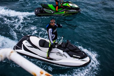 Limasol, Kıbrıs - 18 Aralık 2021 Jet-ski sporcusu, kanserden etkilenen çocuklara yardım amacıyla Limasol 'da düzenlenen Gençlik Kanser Günü' nde bir spor etkinliğine katılıyor