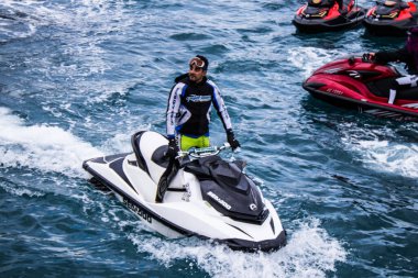 Limasol, Kıbrıs - 18 Aralık 2021 Jet-ski sporcusu, kanserden etkilenen çocuklara yardım amacıyla Limasol 'da düzenlenen Gençlik Kanser Günü' nde bir spor etkinliğine katılıyor