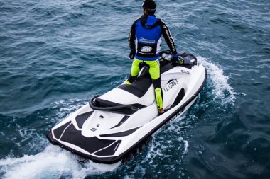Limasol, Kıbrıs - 18 Aralık 2021 Jet-ski sporcusu, kanserden etkilenen çocuklara yardım amacıyla Limasol 'da düzenlenen Gençlik Kanser Günü' nde bir spor etkinliğine katılıyor