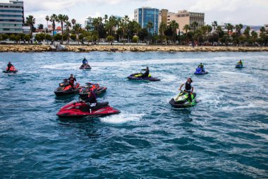 Limasol, Kıbrıs - 18 Aralık 2021 Jet-ski sporcusu, kanserden etkilenen çocuklara yardım amacıyla Limasol 'da düzenlenen Gençlik Kanser Günü' nde bir spor etkinliğine katılıyor