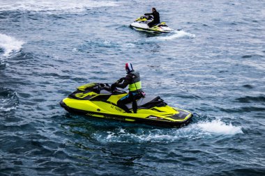 Limasol, Kıbrıs - 18 Aralık 2021 Jet-ski sporcusu, kanserden etkilenen çocuklara yardım amacıyla Limasol 'da düzenlenen Gençlik Kanser Günü' nde bir spor etkinliğine katılıyor