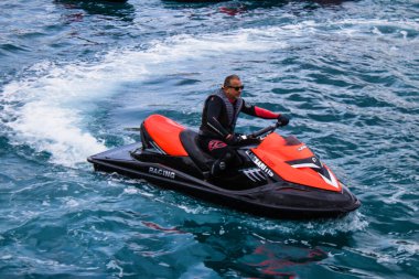 Limasol, Kıbrıs - 18 Aralık 2021 Jet-ski sporcusu, kanserden etkilenen çocuklara yardım amacıyla Limasol 'da düzenlenen Gençlik Kanser Günü' nde bir spor etkinliğine katılıyor