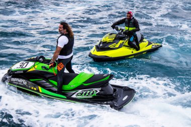 Limasol, Kıbrıs - 18 Aralık 2021 Jet-ski sporcusu, kanserden etkilenen çocuklara yardım amacıyla Limasol 'da düzenlenen Gençlik Kanser Günü' nde bir spor etkinliğine katılıyor