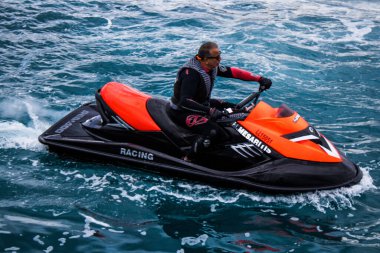 Limasol, Kıbrıs - 18 Aralık 2021 Jet-ski sporcusu, kanserden etkilenen çocuklara yardım amacıyla Limasol 'da düzenlenen Gençlik Kanser Günü' nde bir spor etkinliğine katılıyor