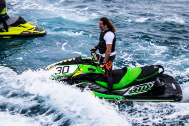 Limasol, Kıbrıs - 18 Aralık 2021 Jet-ski sporcusu, kanserden etkilenen çocuklara yardım amacıyla Limasol 'da düzenlenen Gençlik Kanser Günü' nde bir spor etkinliğine katılıyor