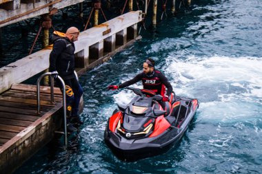 Limasol, Kıbrıs - 18 Aralık 2021 Jet-ski sporcusu, kanserden etkilenen çocuklara yardım amacıyla Limasol 'da düzenlenen Gençlik Kanser Günü' nde bir spor etkinliğine katılıyor