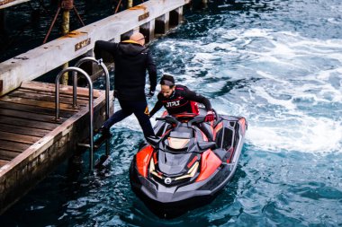 Limasol, Kıbrıs - 18 Aralık 2021 Jet-ski sporcusu, kanserden etkilenen çocuklara yardım amacıyla Limasol 'da düzenlenen Gençlik Kanser Günü' nde bir spor etkinliğine katılıyor