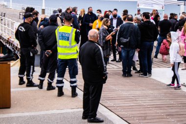 Limasol, Kıbrıs - 18 Aralık 2021 Kıbrıs Rum Kesimi Polisi, kanserden etkilenen çocuklara yardım amacıyla Limasol 'da düzenlenen Gençlik Kanser Günü' nde bir spor etkinliği düzenledi