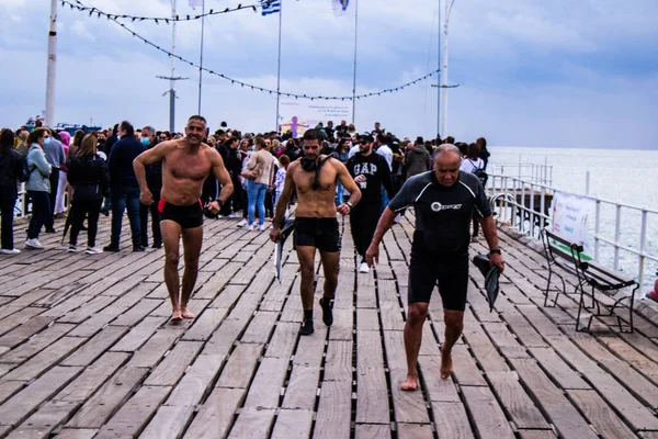 Limasol, Kıbrıs - 18 Aralık 2021 Gençlik Kanser Günü, Limasol 'da çocuklara ve kanserden etkilenen ailelerine yardım etmek amacıyla düzenlenen yardım ve spor etkinliği.