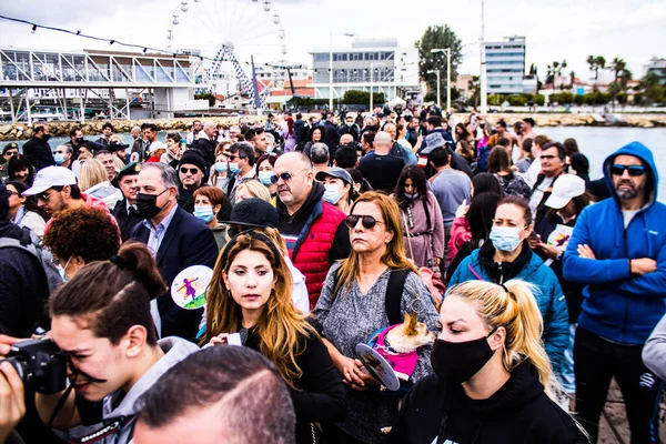 Limasol, Kıbrıs - 18 Aralık 2021 Gençlik Kanser Günü, Limasol 'da çocuklara ve kanserden etkilenen ailelerine yardım etmek amacıyla düzenlenen yardım ve spor etkinliği.