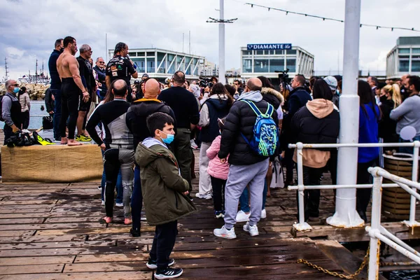 Limasol, Kıbrıs - 18 Aralık 2021 Gençlik Kanser Günü, Limasol 'da çocuklara ve kanserden etkilenen ailelerine yardım etmek amacıyla düzenlenen yardım ve spor etkinliği.