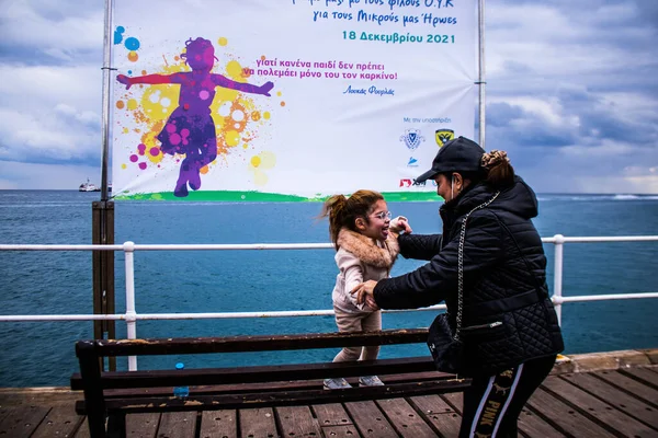 Limasol, Kıbrıs - 18 Aralık 2021 Gençlik Kanser Günü, Limasol 'da çocuklara ve kanserden etkilenen ailelerine yardım etmek amacıyla düzenlenen yardım ve spor etkinliği.