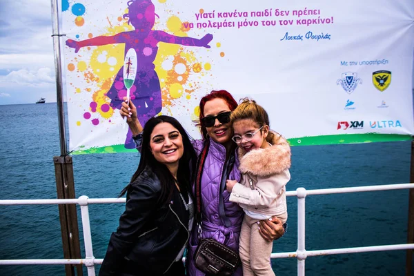 Limasol, Kıbrıs - 18 Aralık 2021 Gençlik Kanser Günü, Limasol 'da çocuklara ve kanserden etkilenen ailelerine yardım etmek amacıyla düzenlenen yardım ve spor etkinliği.