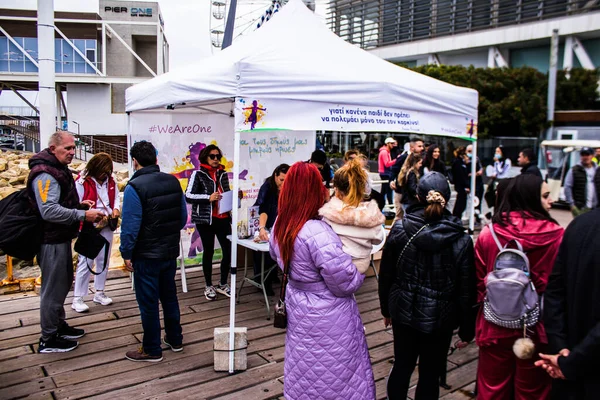 Limasol, Kıbrıs - 18 Aralık 2021 Gençlik Kanser Günü, Limasol 'da çocuklara ve kanserden etkilenen ailelerine yardım etmek amacıyla düzenlenen yardım ve spor etkinliği.