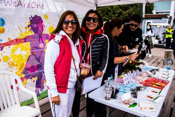 Limasol, Kıbrıs - 18 Aralık 2021 Gençlik Kanser Günü, Limasol 'da çocuklara ve kanserden etkilenen ailelerine yardım etmek amacıyla düzenlenen yardım ve spor etkinliği.