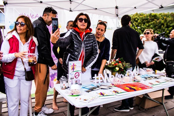 Limasol, Kıbrıs - 18 Aralık 2021 Gençlik Kanser Günü, Limasol 'da çocuklara ve kanserden etkilenen ailelerine yardım etmek amacıyla düzenlenen yardım ve spor etkinliği.