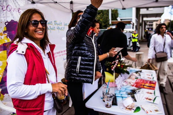 Limasol, Kıbrıs - 18 Aralık 2021 Gençlik Kanser Günü, Limasol 'da çocuklara ve kanserden etkilenen ailelerine yardım etmek amacıyla düzenlenen yardım ve spor etkinliği.